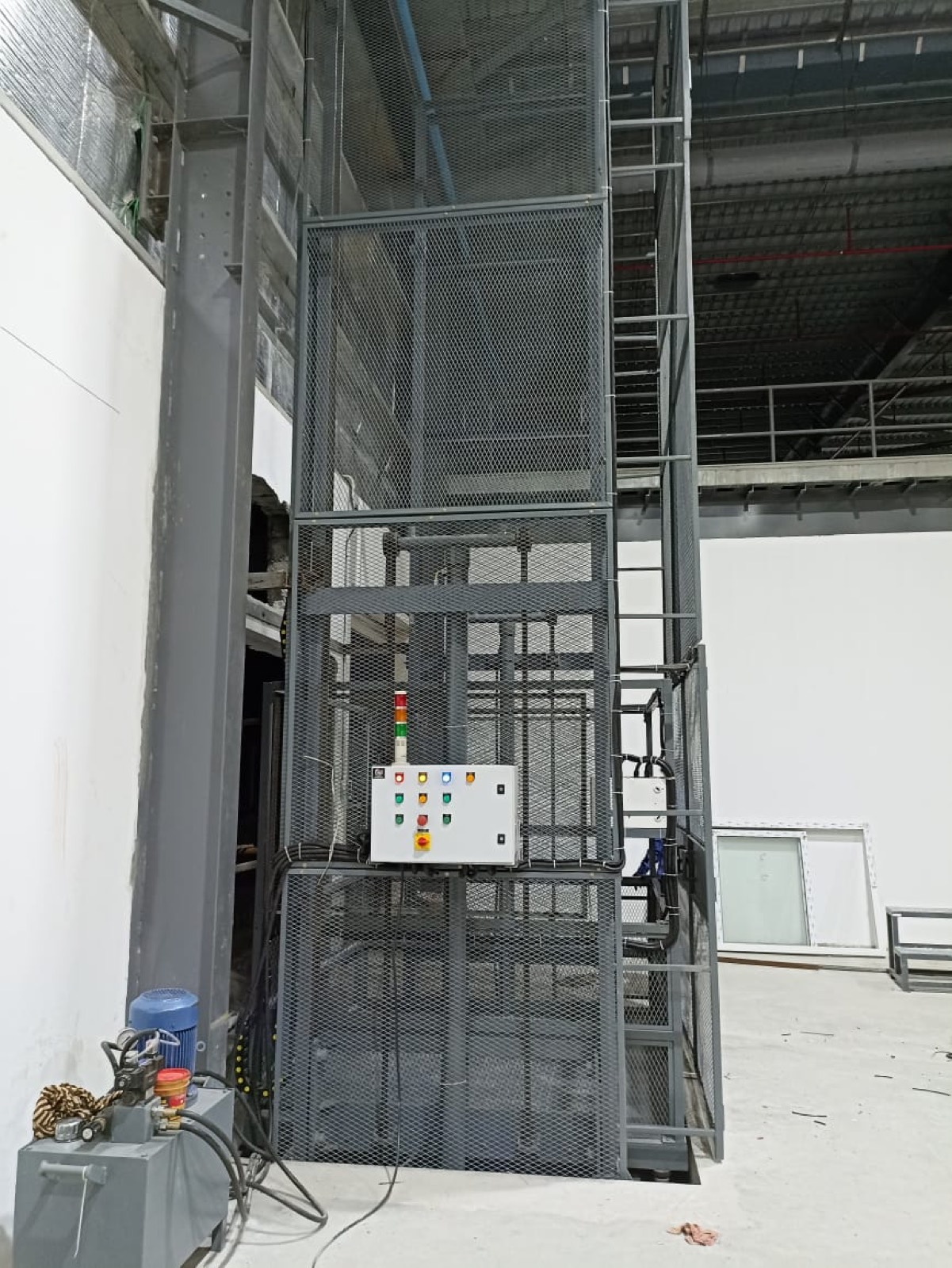 Hydraulic goods elevator / cage lift