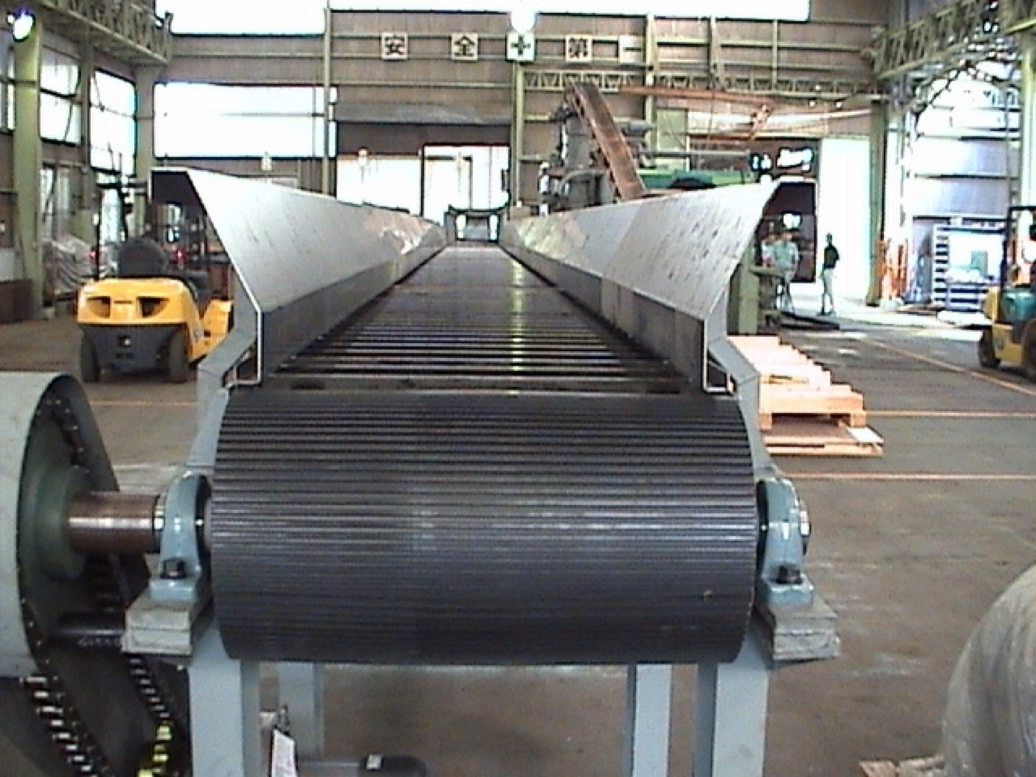 Heavy duty troughed belt conveyor