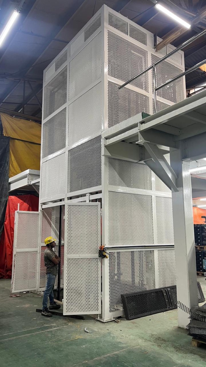 Multi-floor mesh goods elevator